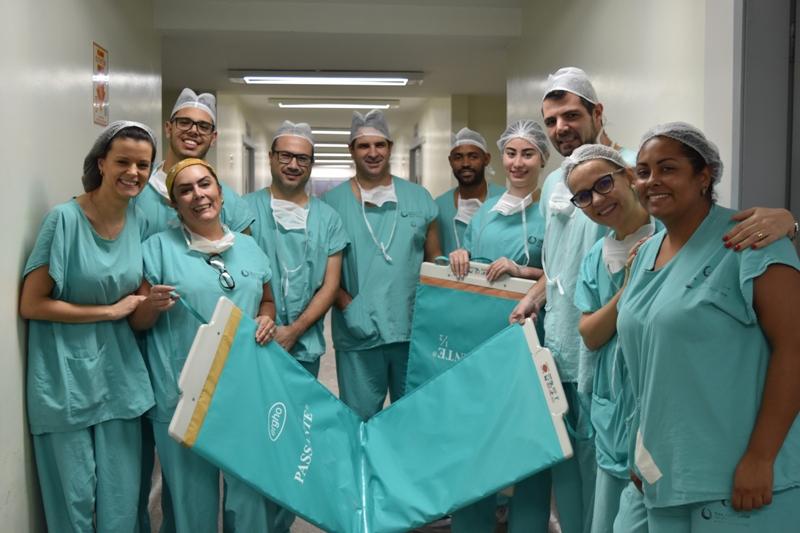 Equipe de enfermagem utilizando o Passante® em corredor hospitalar